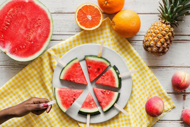 Fatias e frutas de melancia